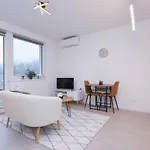 Brand New Near The Airport With Free Parking דירה *