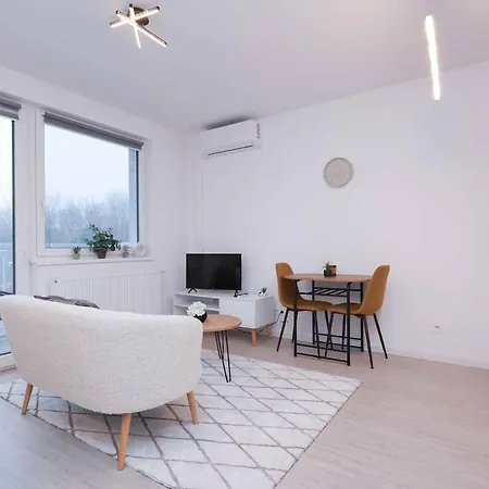 Brand New Near The Airport With Free Parking 公寓 *