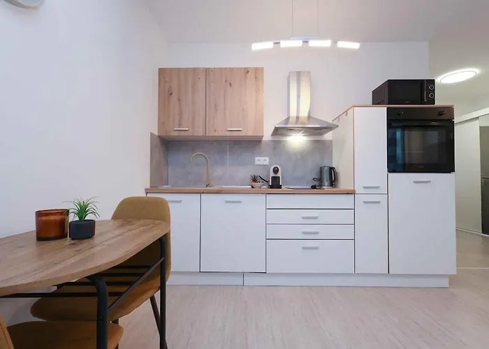 Brand New Near The Airport With Free Parking *