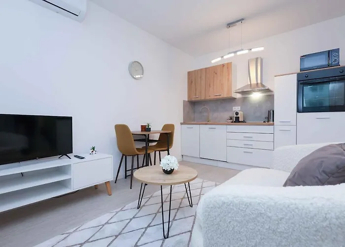 Brand New Near The Airport With Free Parking