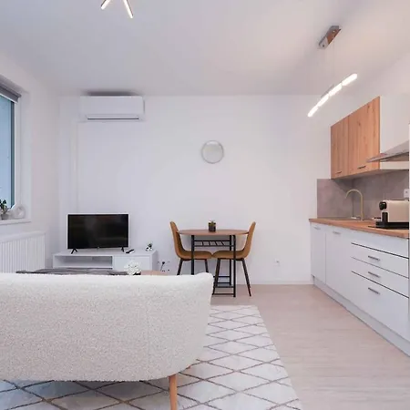 Brand New Near The Airport With Free Parking * Bratysława