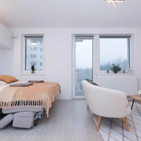 Brand New Near The Airport With Free Parking Apartament