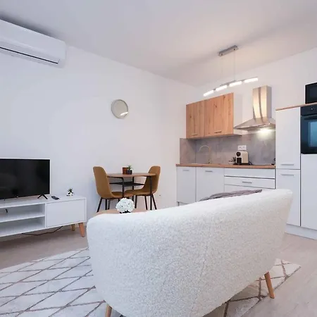 Brand New Near The Airport With Free Parking Apartament *