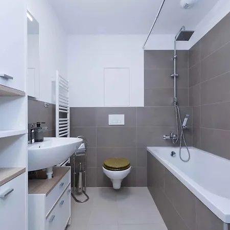 Brand New Near The Airport With Free Parking Apartament *