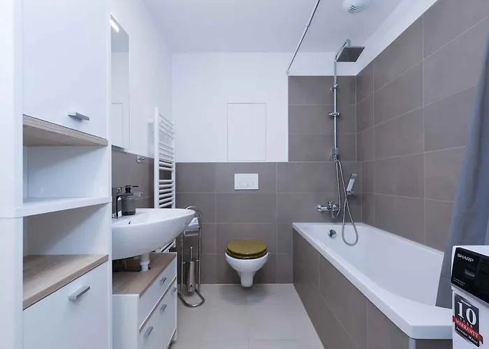 Brand New Near The Airport With Free Parking Apartman *